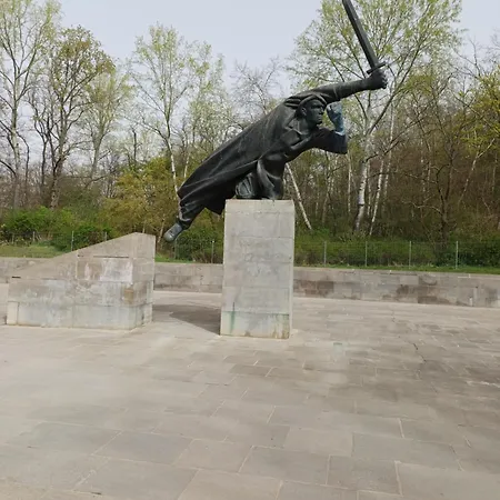 View & Alex 4 2 Bathrooms 1 Kitchen